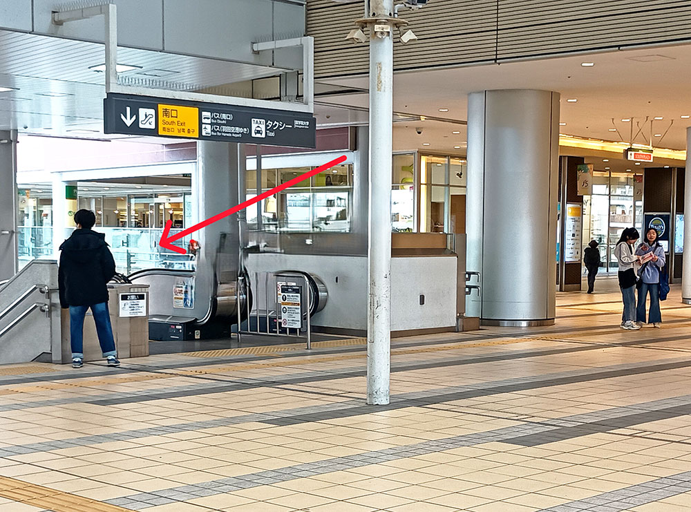 南口方面のエスカレーター