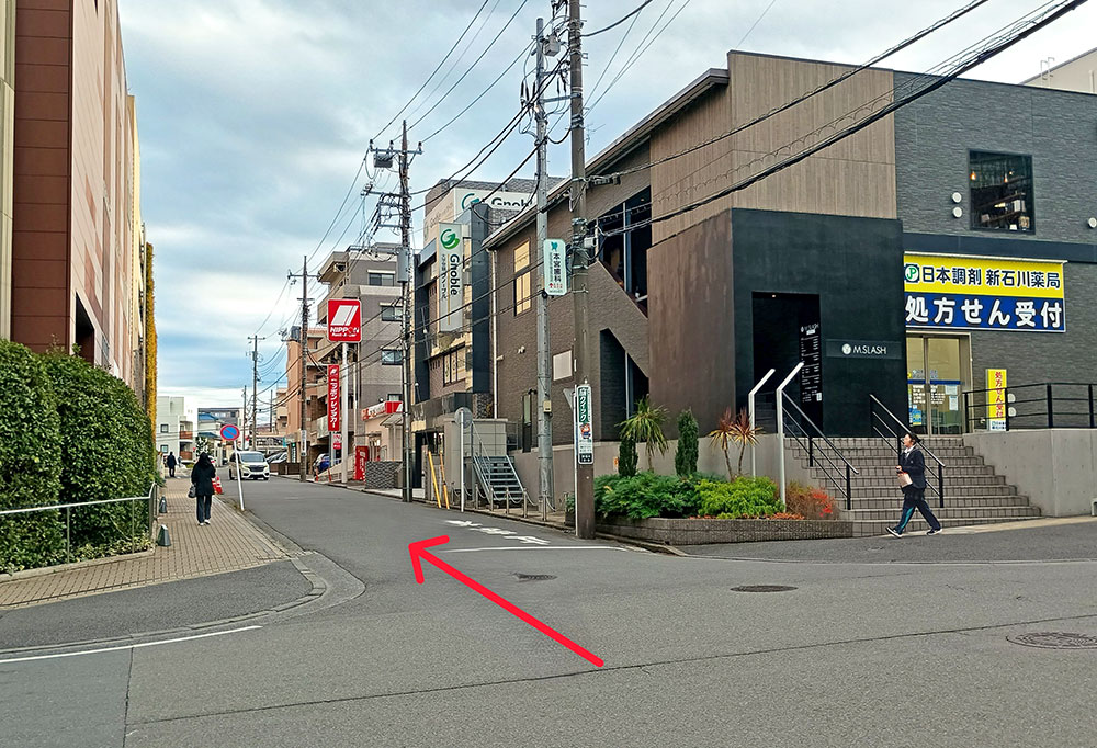 通りに出たところ（ニッポンレンタカー方向へ直進）